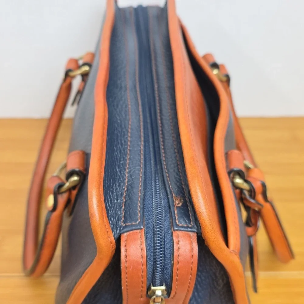 Vintage Liz Claiborne Leather Co. Black & Tan Hand Bag & strap